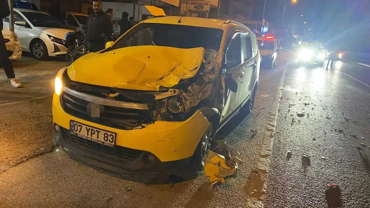 Serik’te Refüje Devrilen Kamyonette 2 Yaralı! Taksi Sürücüsü Firarda 4